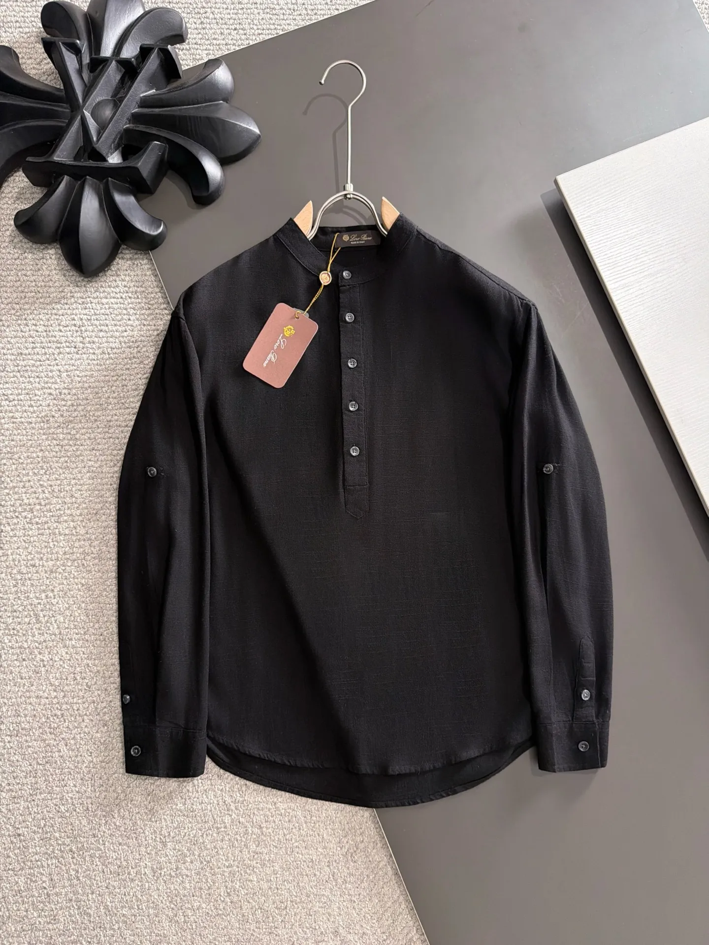 Next day shipment LP high quality Loro Piana 26ss autumn and winter New Arrival linen shirt set Made of one-on-one combed cotton yarn knitted linen fabrics, no pressure in and out of the counter Exclusive control of raw materials It feels substantial when weighed, and the upper body is more textured than ordinary T-shirts. This texture can cope with the weather easily and is suitable for both hot and cold! Loose fit design, looks noble. The only correct version is available Size: M to XXXL